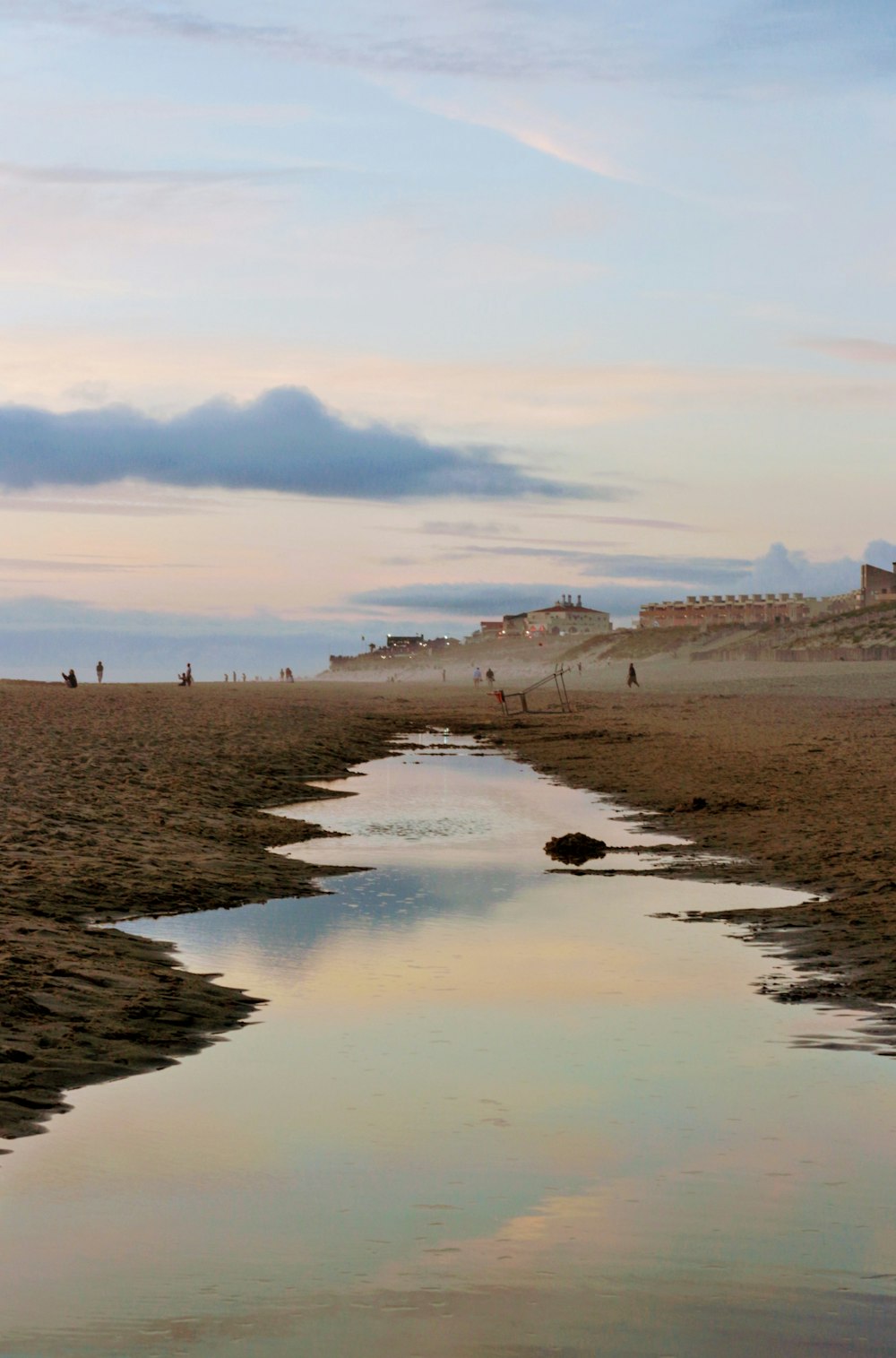 personnes proches de Seashore viewing castle under blue and white skys