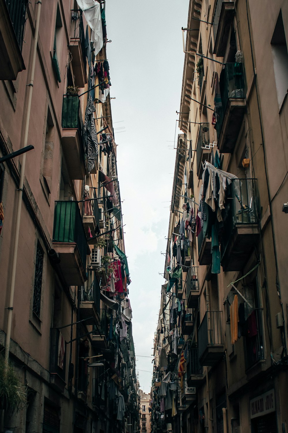 Una estrecha calle de la ciudad bordeada de edificios altos