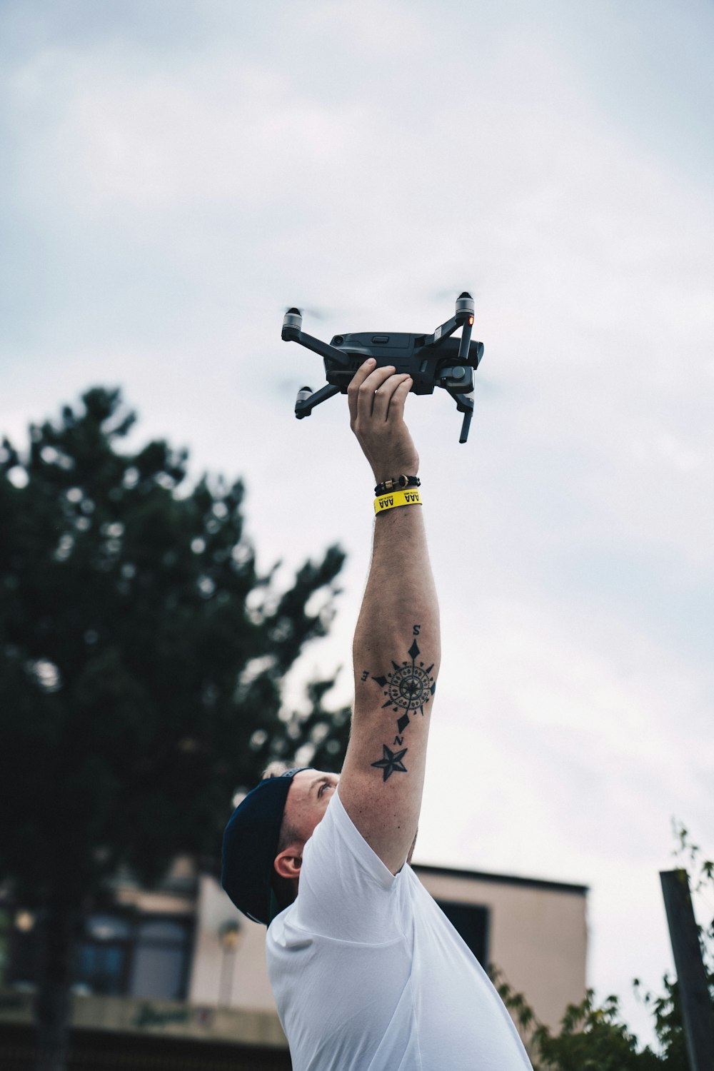 homme tenant un drone