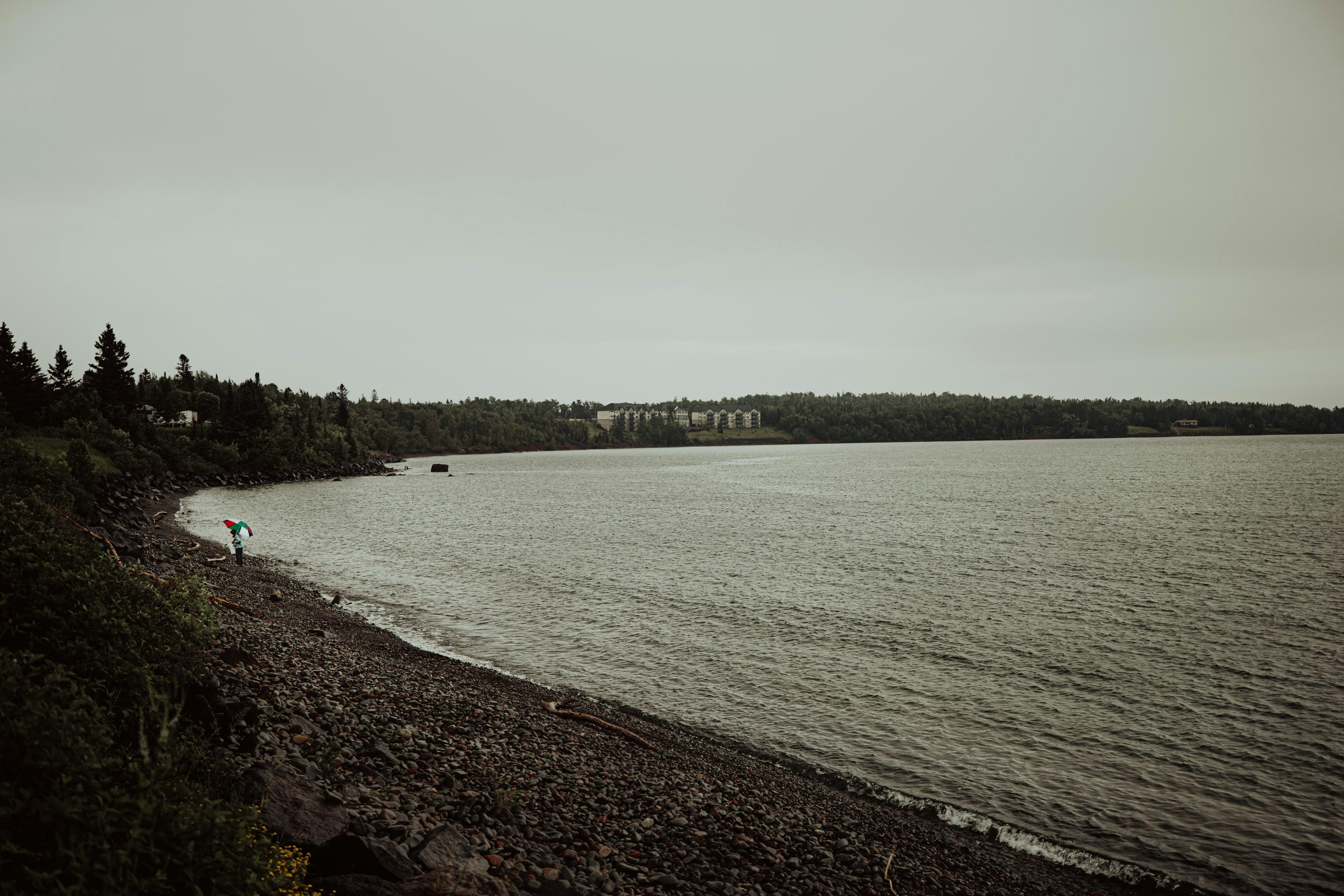 mar en calma bajo un cielo azul claro