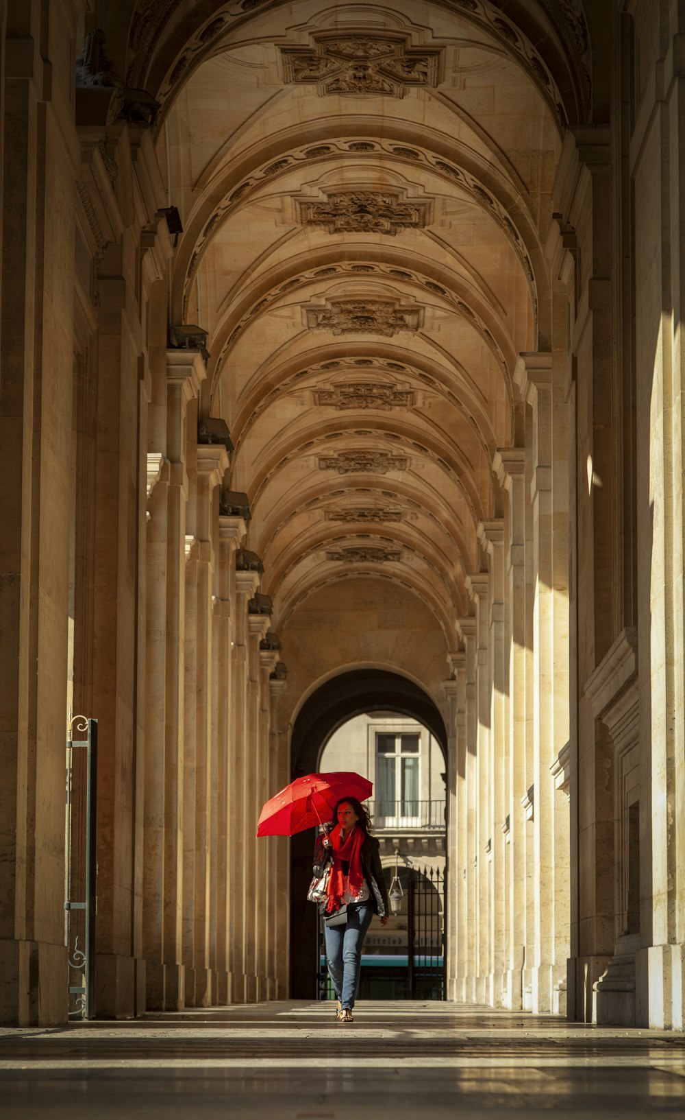 camminare, tenendo l'ombrello, camminando, su, corridoio, edificio