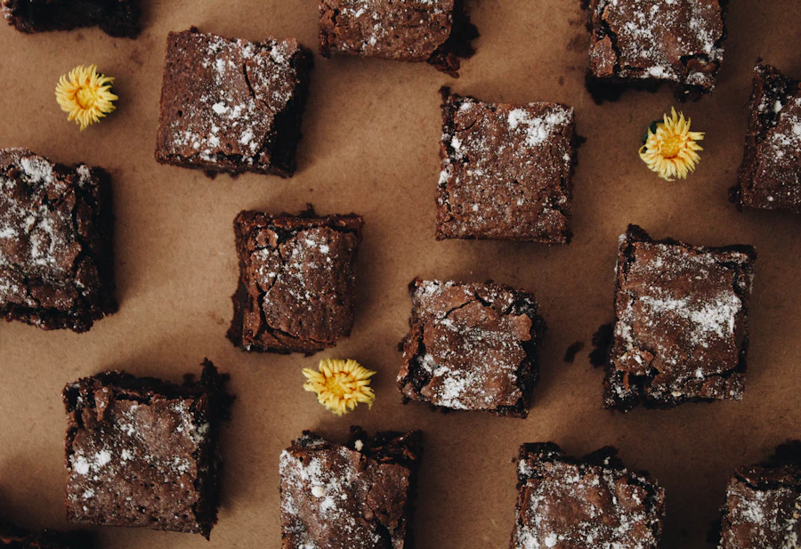 Brownie de chocolate com nozes cortado em quadrados