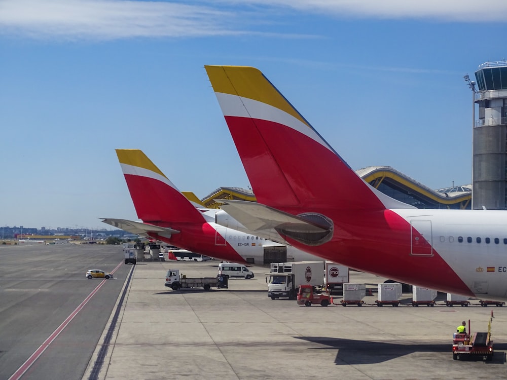 duas companhias aéreas austríacas no aeroporto durante o dia