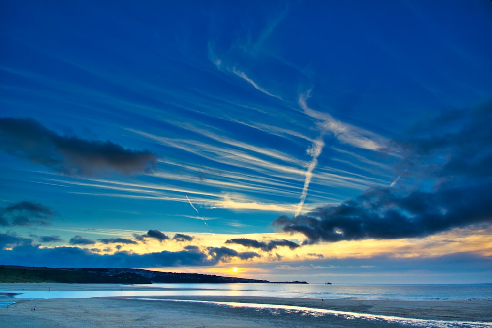 Strand zur goldenen Stunde