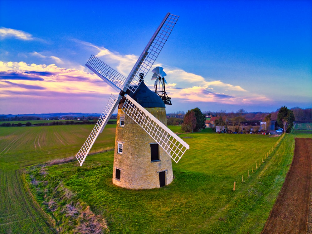 Weinmühle auf dem Feld unter blau-grau bewölktem Himmel