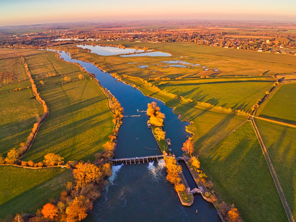 fotografia aérea de rio e campo aberto durante o dia