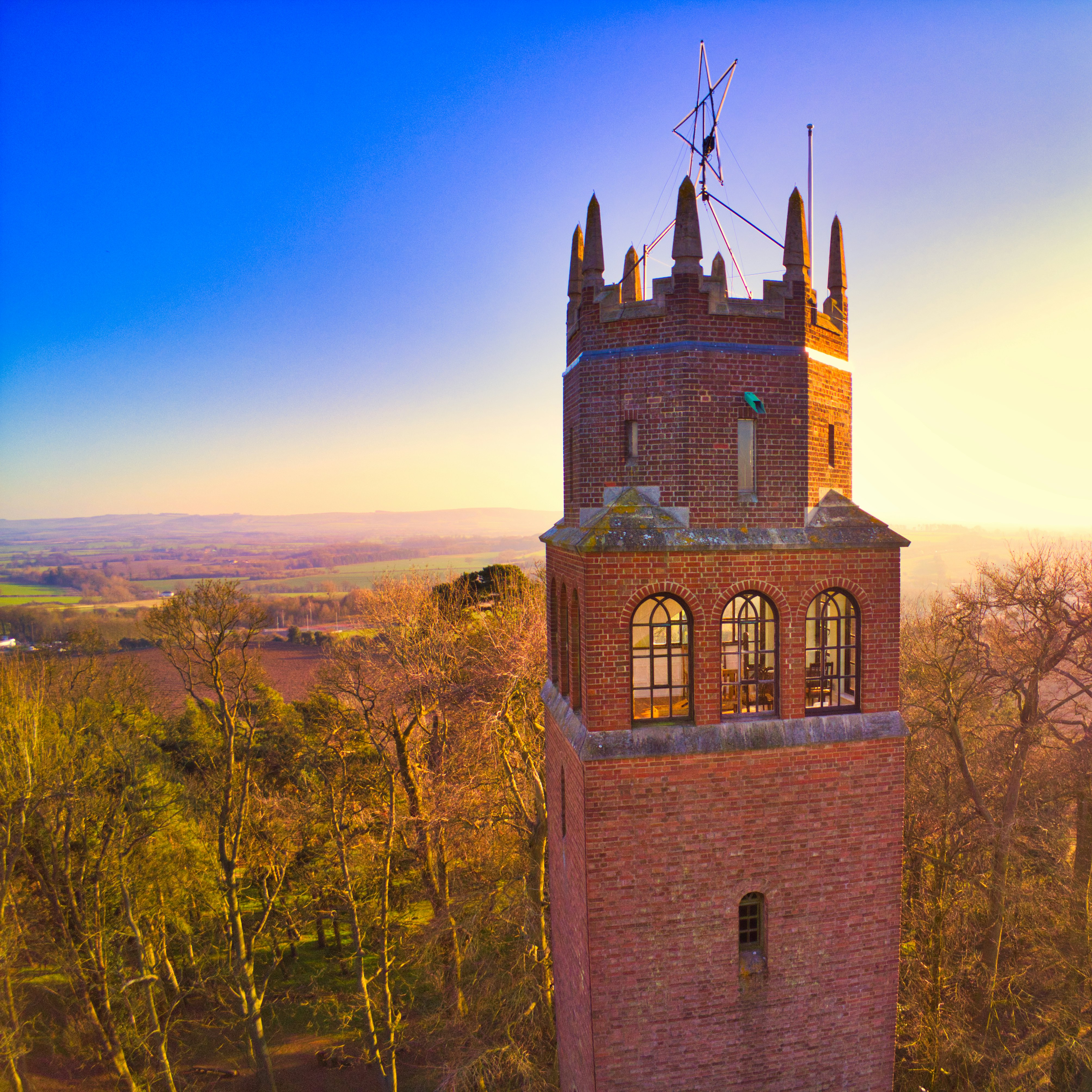 Edificio de hormigón marrón