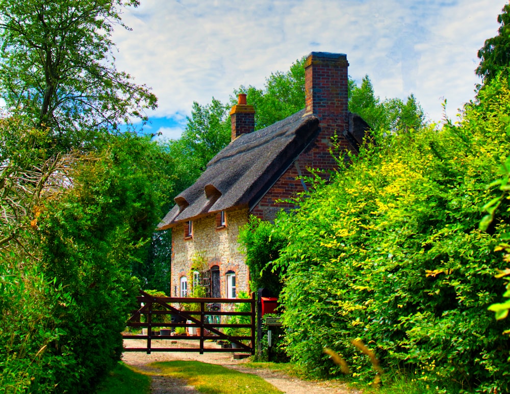 Haus mit zwei Schornsteinen