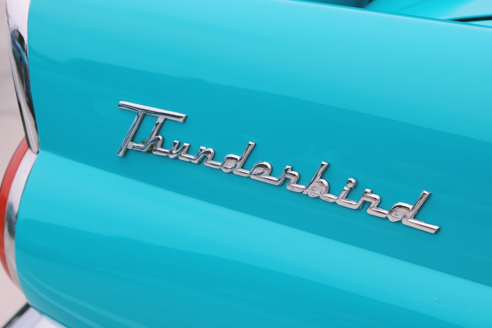 logotipo azul do Pontiac Thunderbird