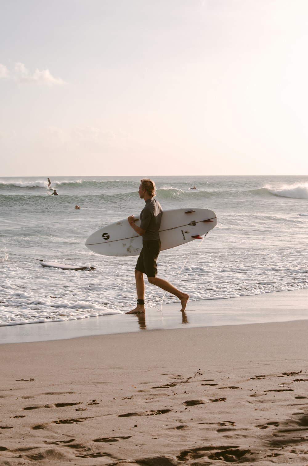 Mann mit Surfbrett