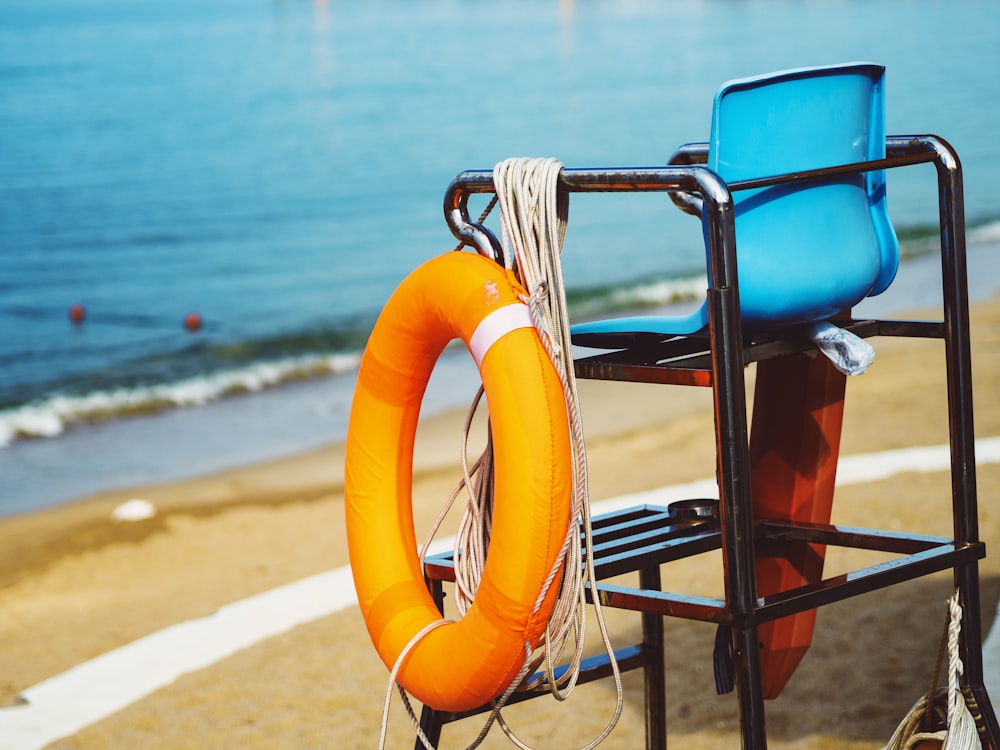 Chaise de sauveteur et de sauveteur au bord de la mer