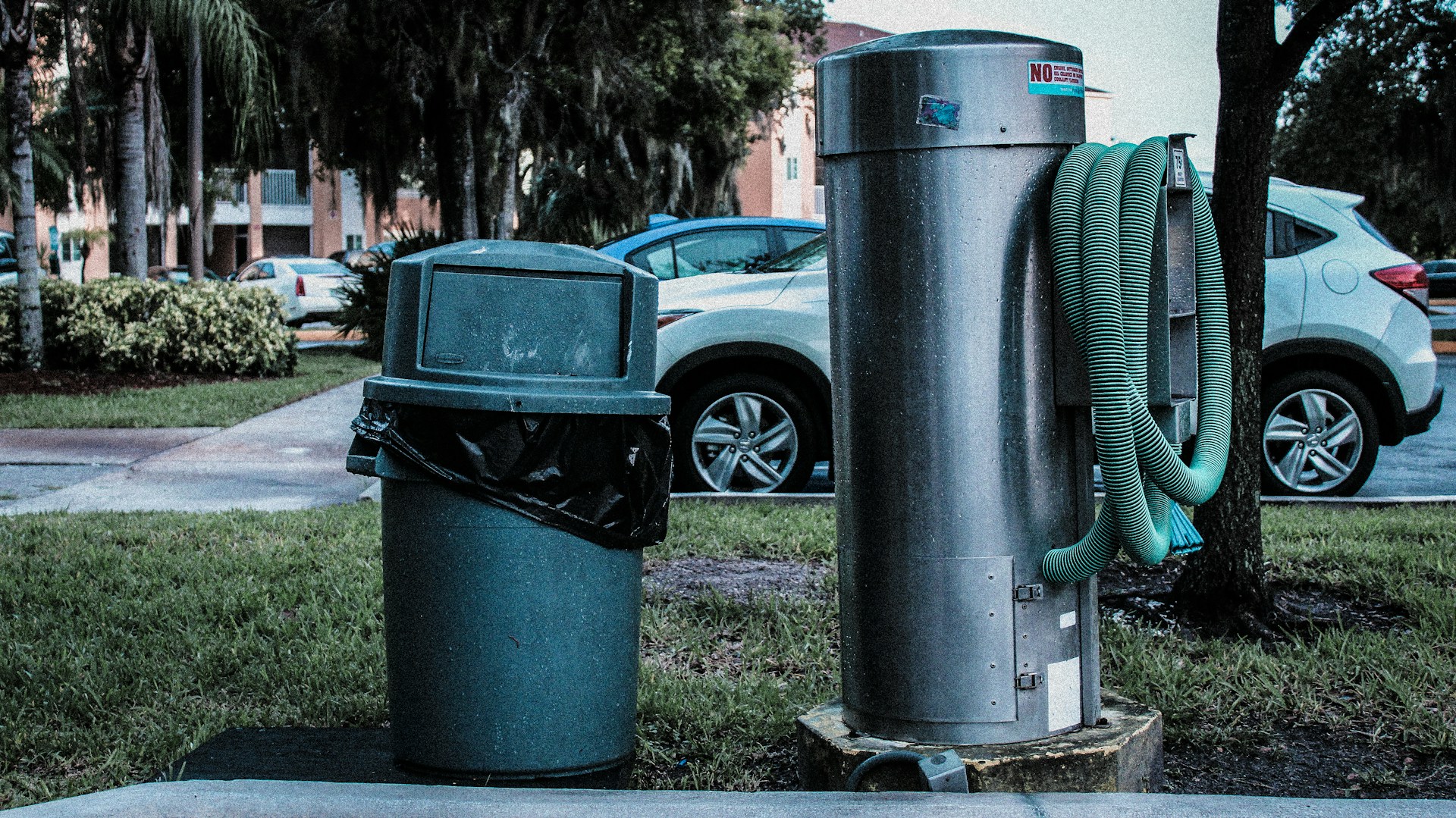 gray computer monitor