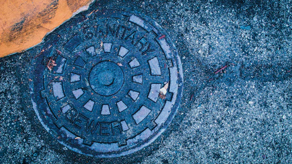 Kanalschacht im Stadtgebiet Sanderbrück