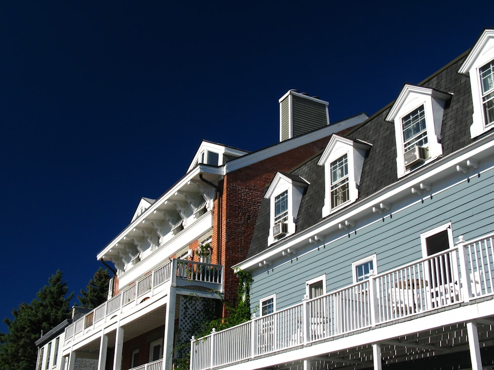 Blick auf zwei Häuser unter strahlend blauem Himmel