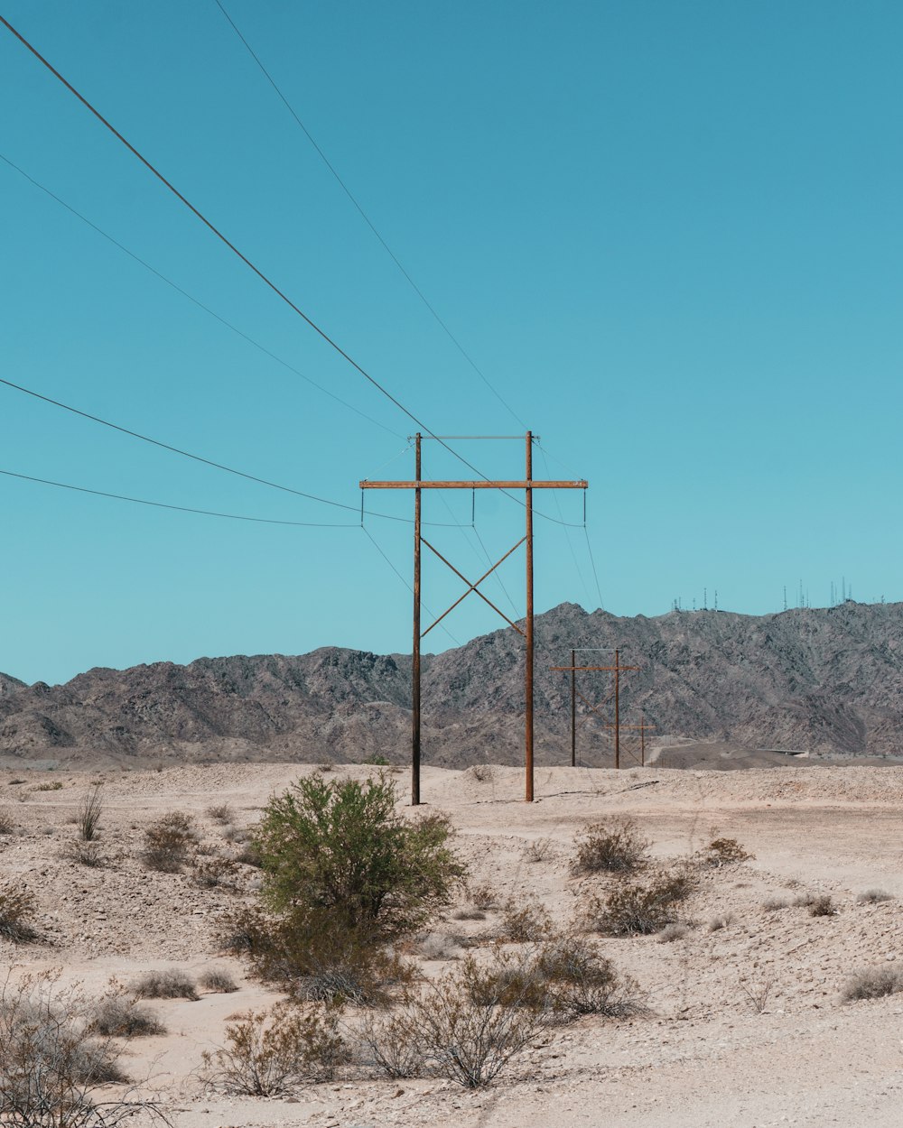 Vista das linhas de cabo na área do deserto