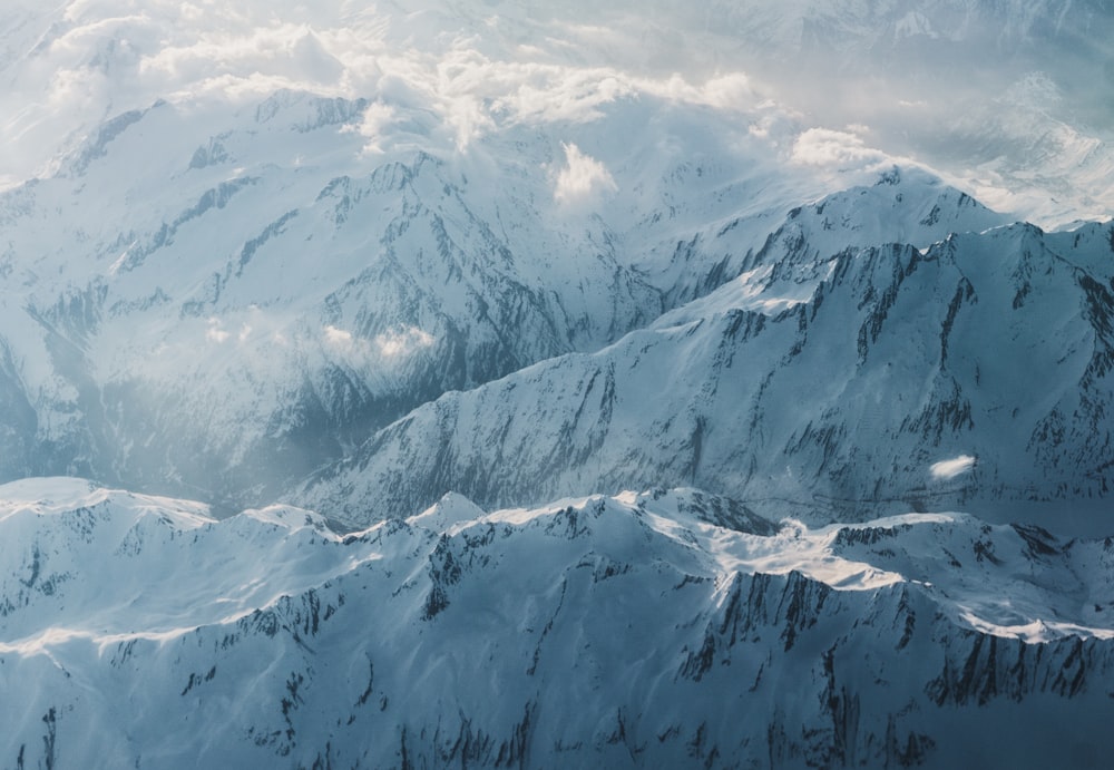 uma vista das montanhas cobertas de neve de um avião