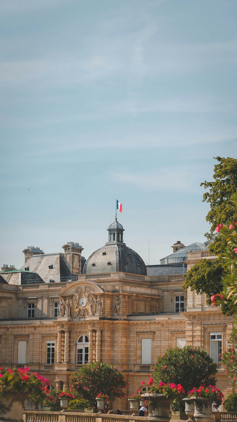 bâtiment en béton gris et brun pendant la journée