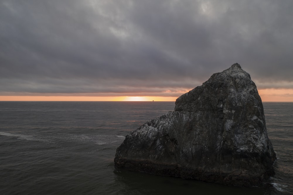 Montañas Rocosas durante la hora dorada