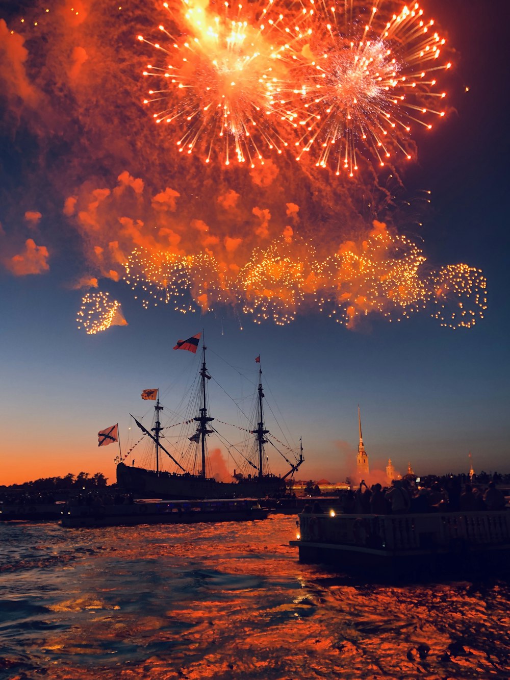 fuegos artificiales sobre los barcos