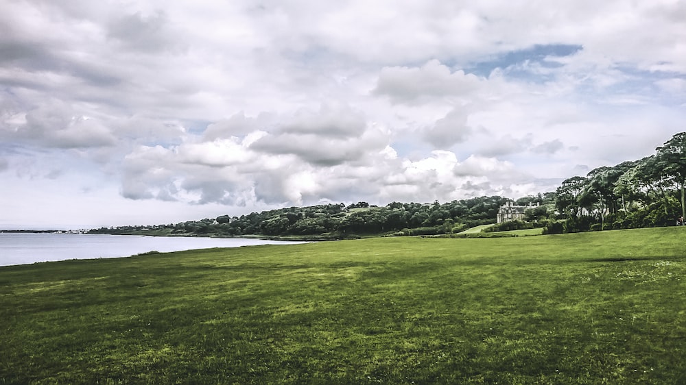 Strand unter weißen Wolken