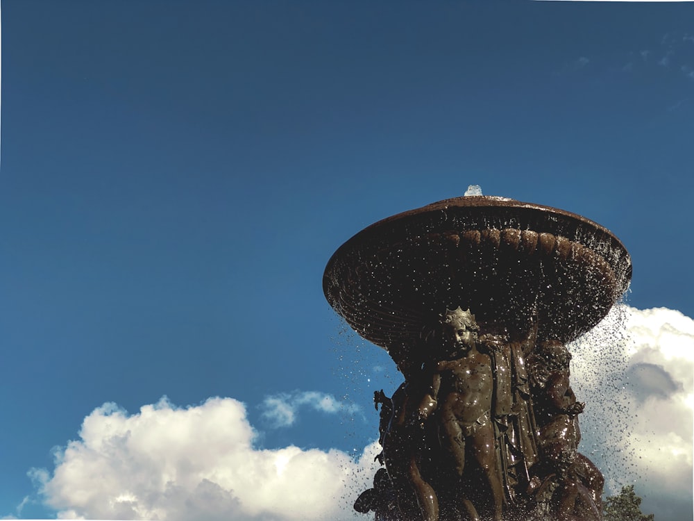 Fuente de agua marrón durante el día