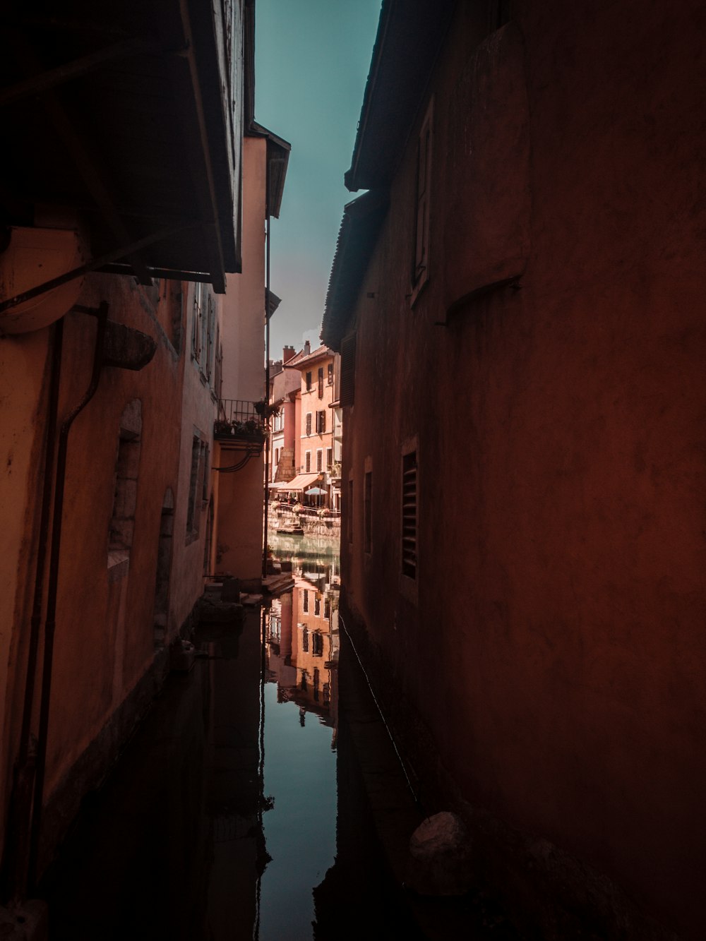 edifici in cemento marrone vicino allo specchio d'acqua