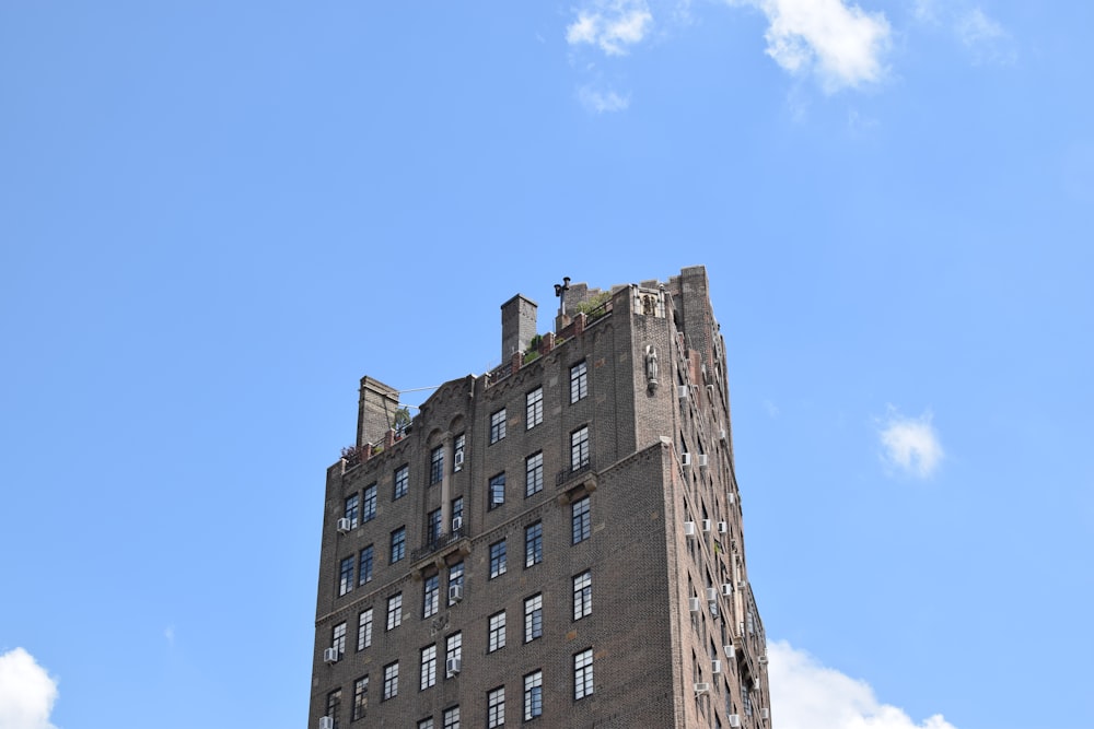 brown high-rise building