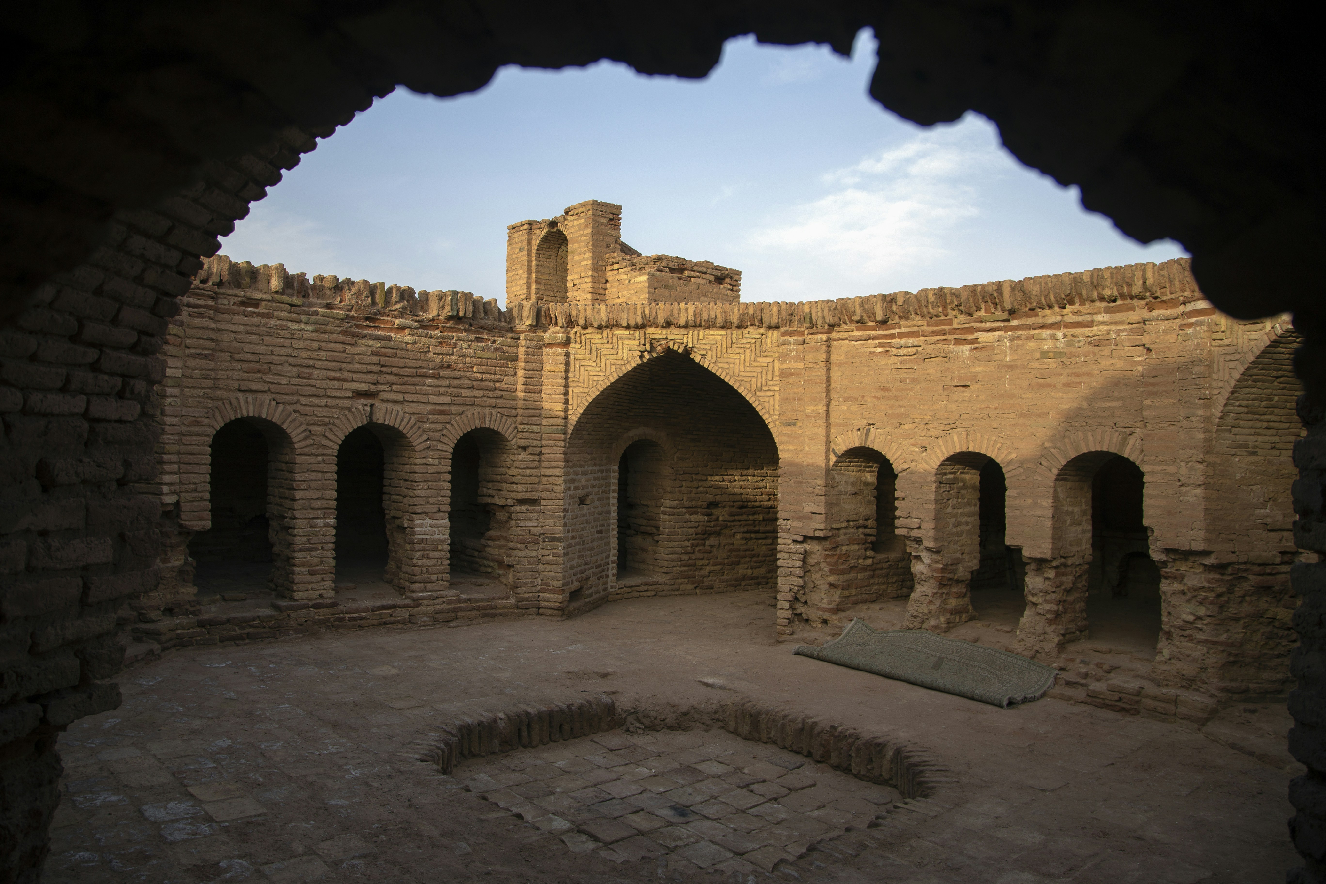 کاروانسرای دیر گچین یا کاروان سرای مادر در مسیر جاده تاریخی ابریشم و در پارک ملی کویر قرار گرفته است. ساخت اولیه بنا را به دوره ساسانی نسبت میدهند که در دوره های سلجوقی، صفوی، قاجاریه و معاصر تغییرات بسیاری از حیث معماری روی بنا صورت گرفته است و قسمت هایی حذف یا اضافه شده بودند. من امسال توانستم به مدت یک ماه در فصل تابستان در طبیعت کویری این مکان زندگی و آن را به تصویر بکشم که برخی تصاویر آن را در این گالری میبینید. من در این پروژه از بادی های 6d و Eosm3 و 550d کانن و همچنین گوشی موبایل Lg G4 استفاده کرده ام. نگاه من به ثبت تصاویر، بیشتر اسنادی بوده و البته دنبال قاب های ویژه بوده ام.
