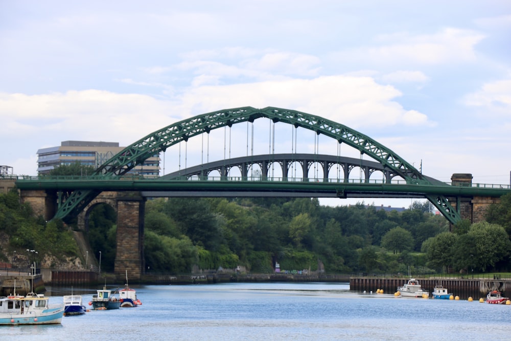uma ponte sobre um corpo de água com barcos