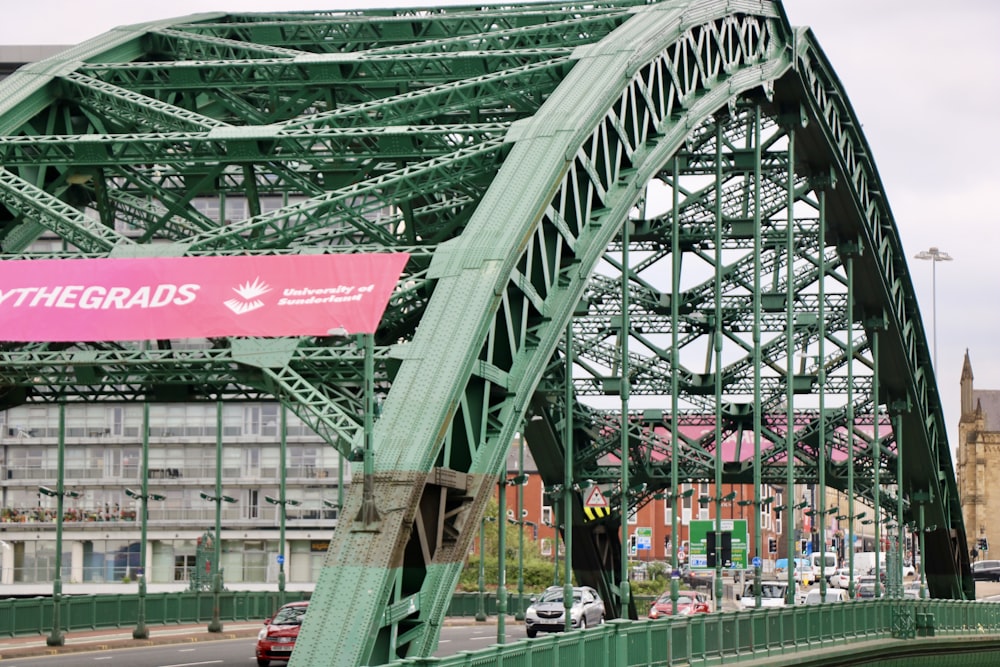 ponte metálica verde