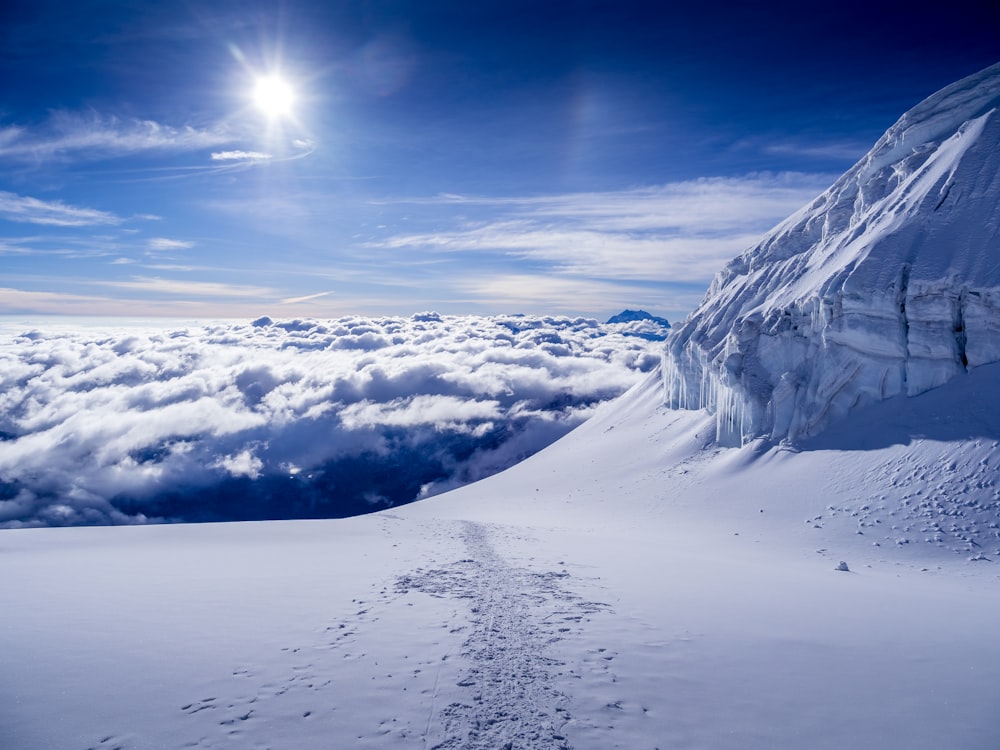 Campo de nieve blanco durante el día