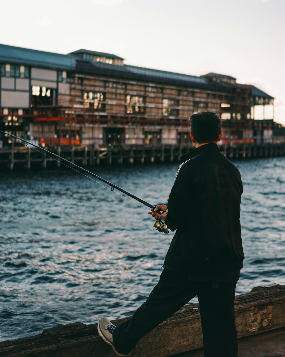 Mann angelt in der Nähe des Docks