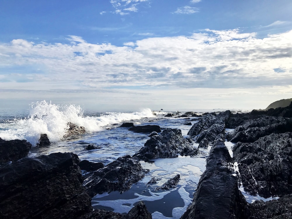 Onde dell'oceano che si infrangono sulla pietra