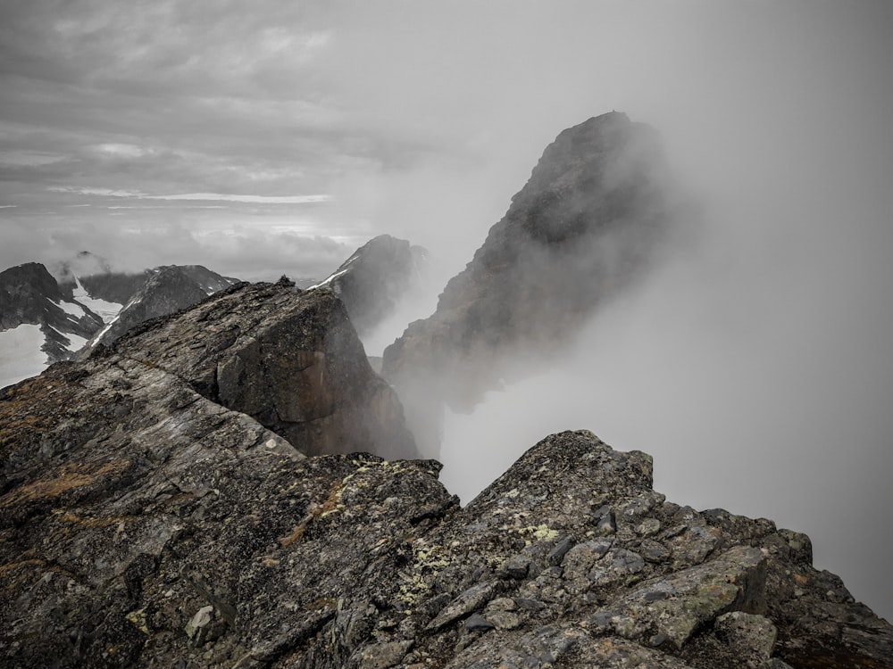 Montagna rocciosa con nebbia