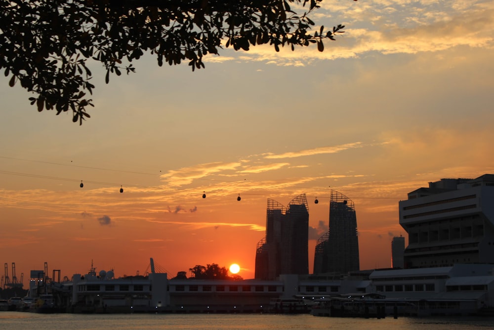 o sol está se pondo sobre o horizonte da cidade