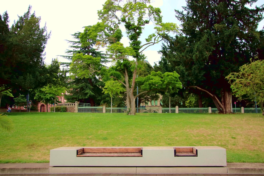um banco sentado no meio de um parque