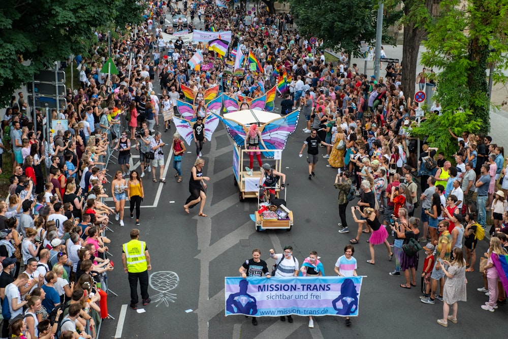 Menschen in der Parade während des Tages