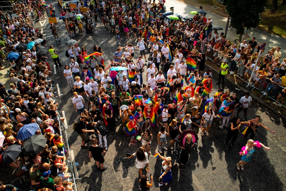 Personnes sur la route