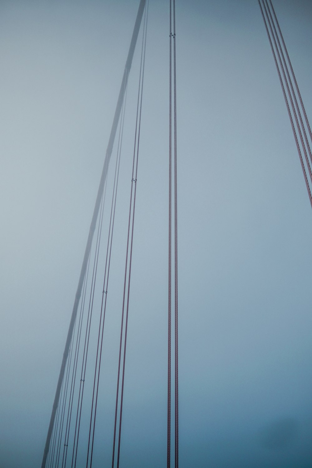 霧の中のゴールデンゲートブリッジのクローズアップ