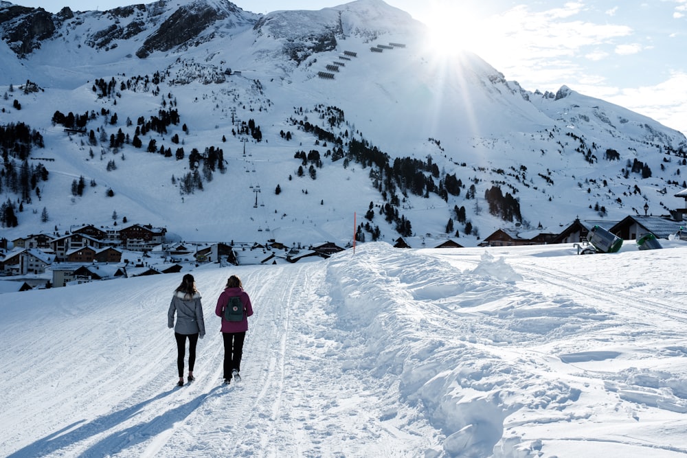 due persone che camminano su un terreno innevato durante il giorno