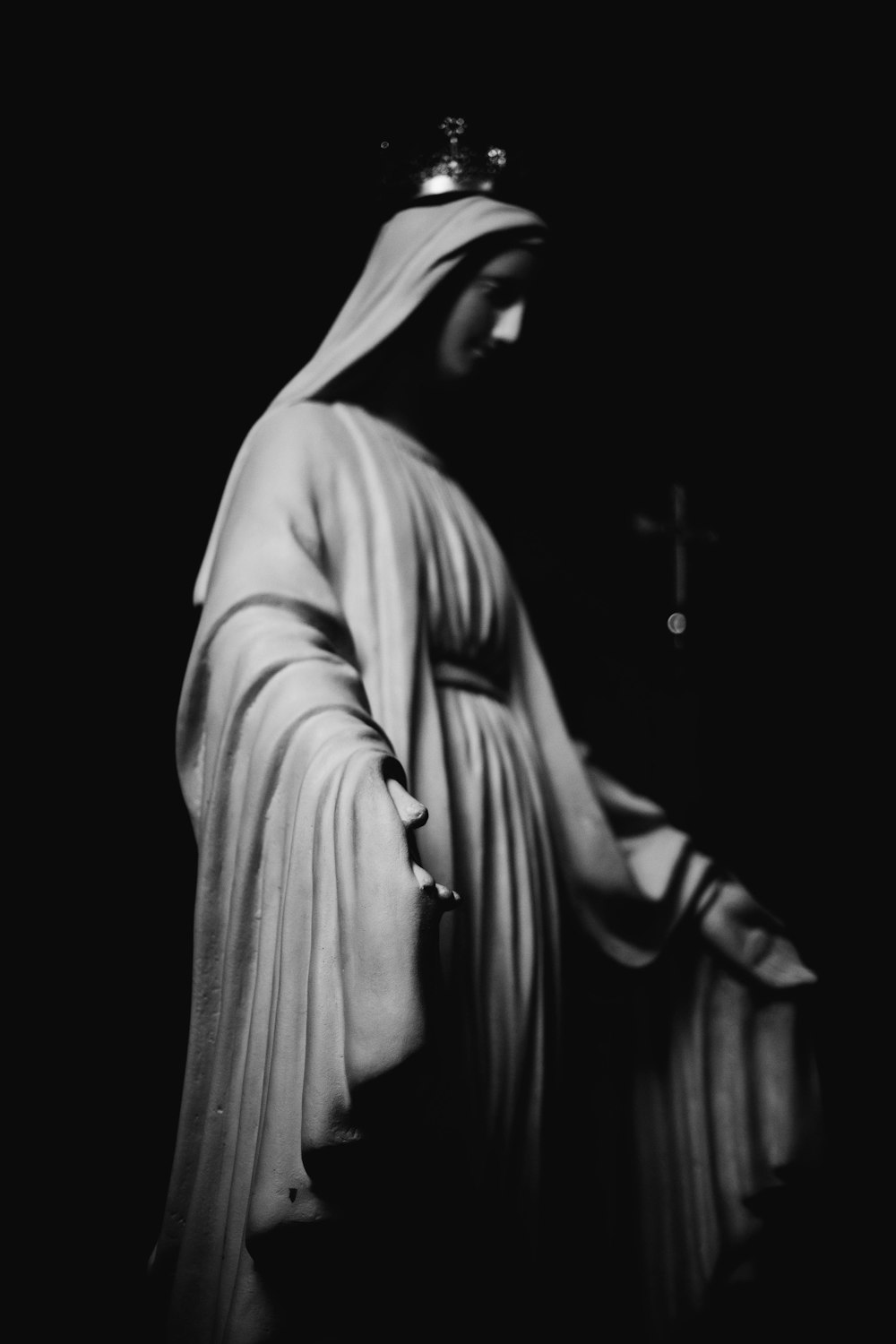 Virgin mary statue photo – Free Grey Image on Unsplash