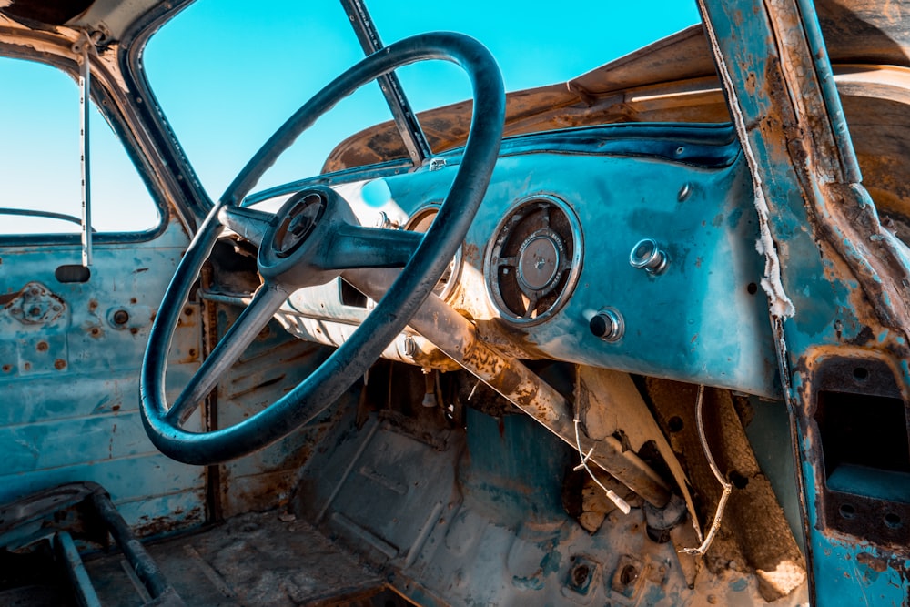 black vehicle steering wheel