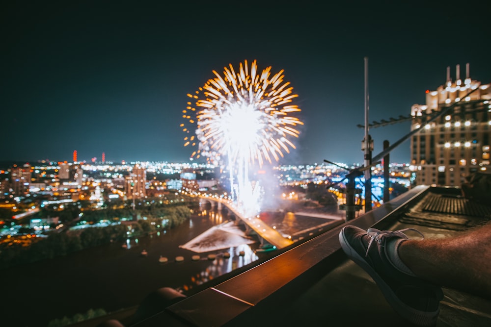 Fotografía de fuegos artificiales durante la noche