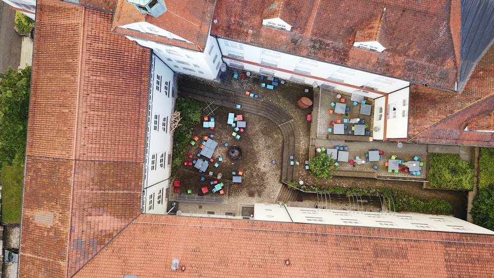Fotografía aérea de un edificio de hormigón marrón
