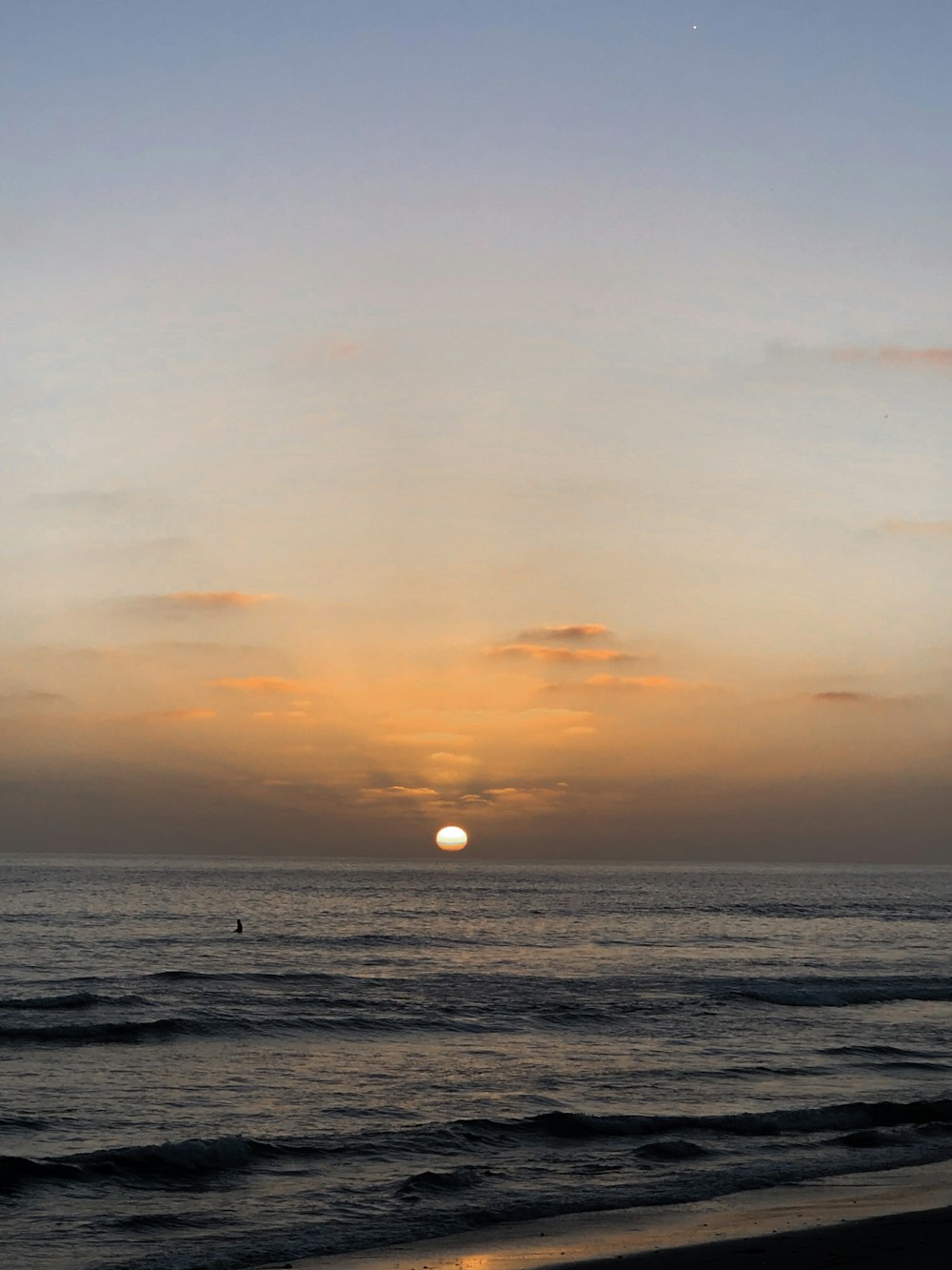 El mar durante la hora dorada