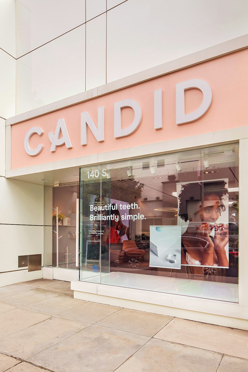 Boutique candide avec porte vitrée