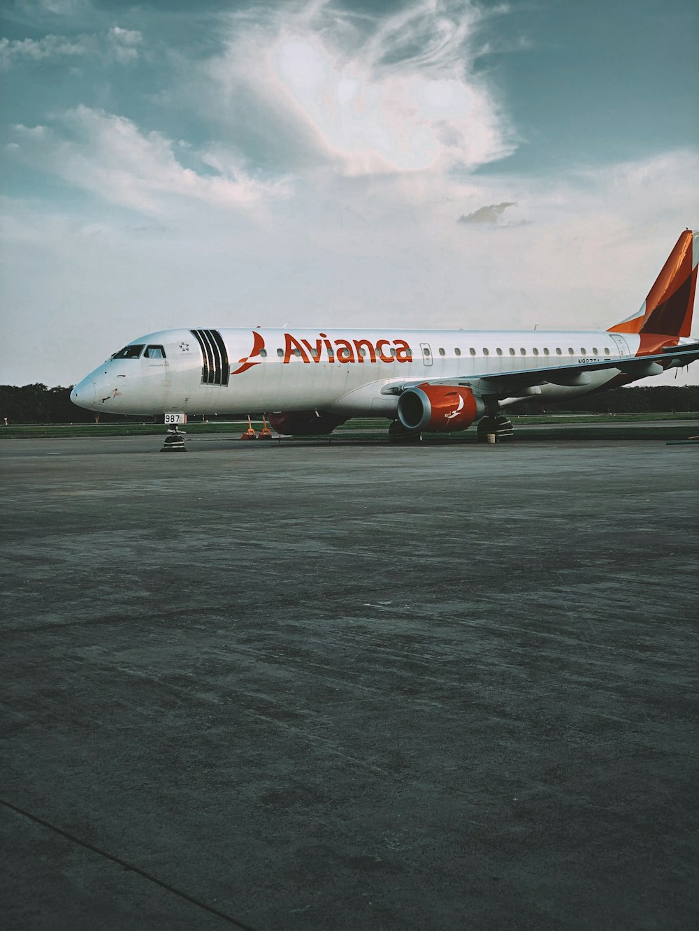 white and red Avianca airplane