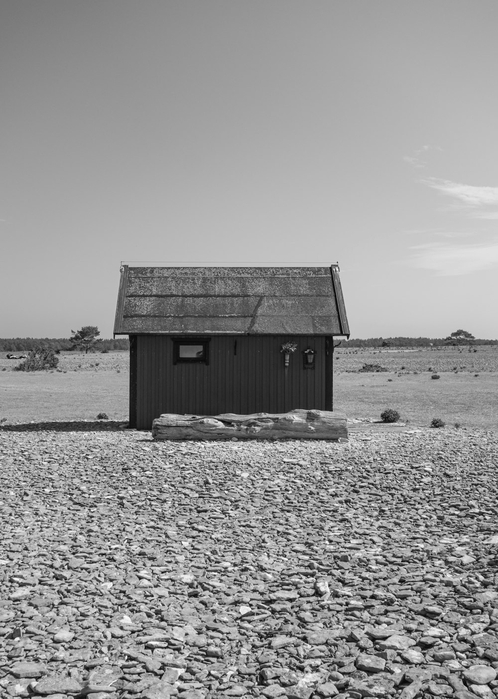 Una foto in bianco e nero di un piccolo edificio