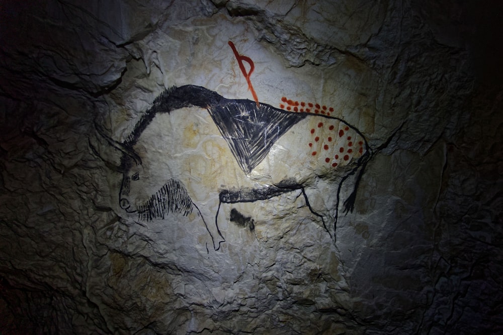 Una pittura rupestre di un uomo che cavalca un cavallo