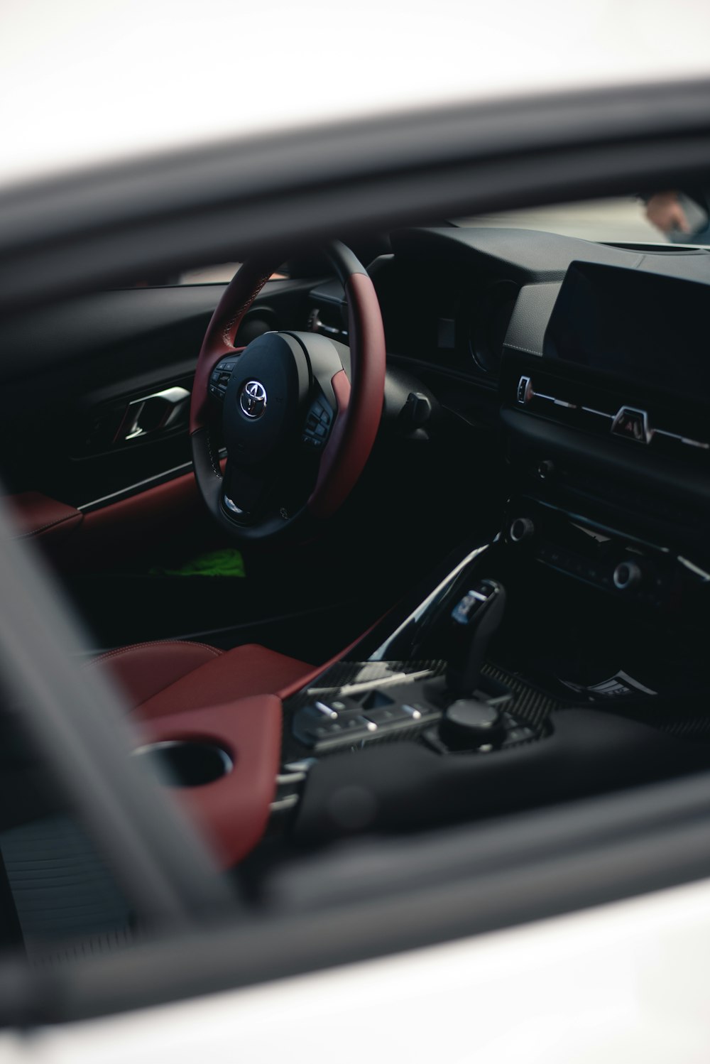 Foto zum Thema Schwarz-rotes Toyota-Interieur – Kostenloses Bild zu Auto  auf Unsplash